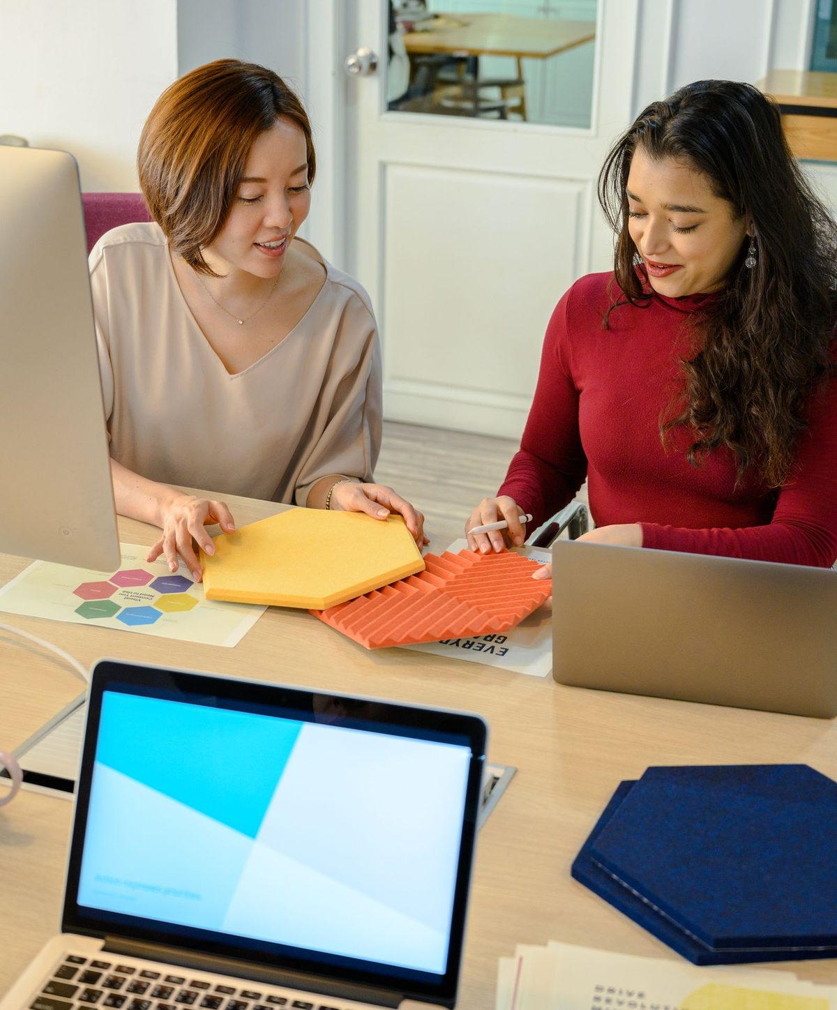 Deux professionnelles examinant des échantillons produits à leur bureau (photographie d’illustration)